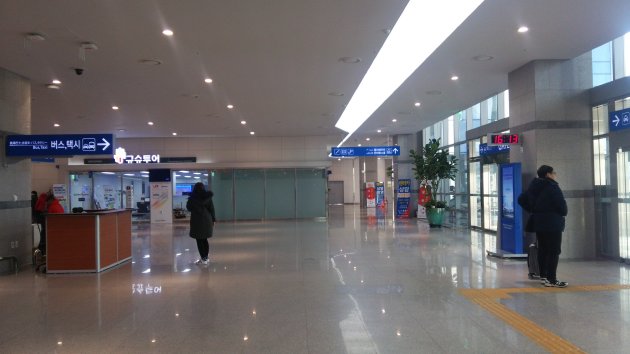 新釜山国際旅客ターミナルの2階到着ロビー